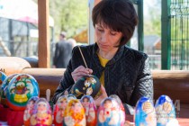 Выставка расписанных к Пасхе страусиных яиц