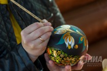 Выставка расписанных к Пасхе страусиных яиц