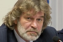 Надеюсь, уже в 2016 году выделенные 800 млн рублей дойдут до нижегородцев в виде качественных дорог, - Александр Табачников