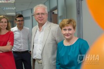 Начальник управления по развитию филиальной сети ПАО НБД-Банк Андрей Ардабьевский (в центре) и управляющий Сормовским дополнительным офисом Оксана Волкова (справа)