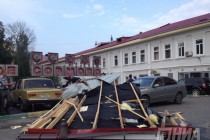 Сорванная порывом ветра крыша здания в Нижнем Новгороде повредила несколько автомобилей