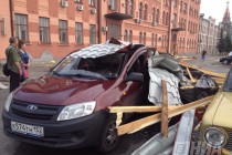 Сорванная порывом ветра крыша здания в Нижнем Новгороде повредила несколько автомобилей
