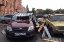 Сорванная порывом ветра крыша здания в Нижнем Новгороде повредила несколько автомобилей