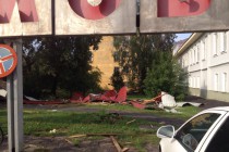 Сорванная порывом ветра крыша здания в Нижнем Новгороде повредила несколько автомобилей