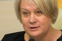 Думаю, властям стоит подумать хотя бы о минимальном бесплатном питании в школах для всех детей, - Галина Клочкова