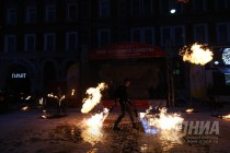 Огненное шоу от Театра огня и света FireLife на улице Рождественской в Нижнем Новгороде