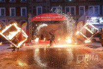 Огненное шоу от Театра огня и света FireLife на улице Рождественской в Нижнем Новгороде