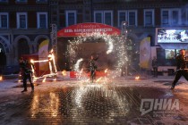 Огненное шоу от Театра огня и света FireLife на улице Рождественской в Нижнем Новгороде