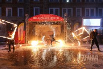 Огненное шоу от Театра огня и света FireLife на улице Рождественской в Нижнем Новгороде