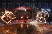 Огненное шоу от Театра огня и света FireLife на улице Рождественской в Нижнем Новгороде