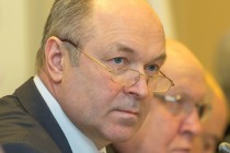 Вести речь о пересмотре межбюджетных отношений при принятии бюджета в первом чтении нельзя, - Евгений Лебедев