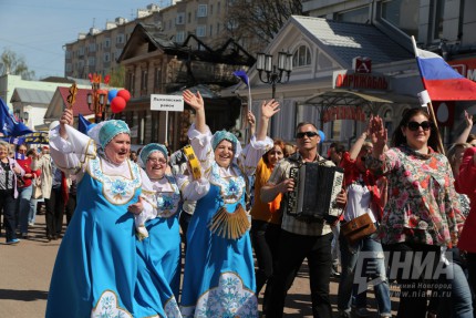 Шествие первомайской колонны по улице Большая Покровская в Нижнем Новгороде