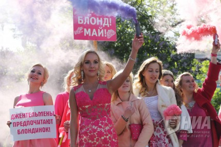 Парад блондинок прошел в Нижнем Новгороде