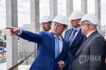 Замгубернатора Антон Аверин, губернатор Нижегородской области Валерий Шанцев, замгубернатора Дмитрий Сватковский осматривают строительную площадку Стадиона Нижний Новгород
