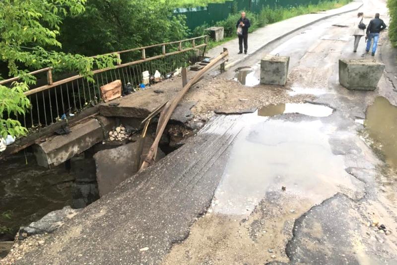 Автомобильный мост через реку Старка частично обрушился в мкр. Кузнечиха в Нижнем Новгороде 6 июля