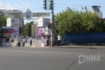 Синий забор рядом с входом и Павильоном №1 на Нижегородской ярмарке, который скрывает территорию предназначенную для строительства нового комплекса