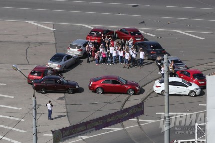 Гигантский знак Дети выстроили из машин в  Нижнем Новгороде