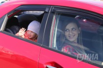 Гигантский знак Дети выстроили из машин в  Нижнем Новгороде