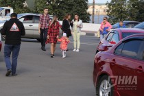 Гигантский знак Дети выстроили из машин в  Нижнем Новгороде