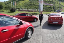 Гигантский знак Дети выстроили из машин в  Нижнем Новгороде