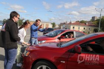 Гигантский знак Дети выстроили из машин в  Нижнем Новгороде