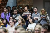 Слушателей было много, многие стояли в конце зала