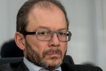 Мы не знаем всех тонкостей, зато видим, что управляющие компании куда-то девают деньги, - Михаил Теодорович