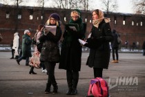 Юные художницы рисуют реконструкторов