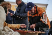 У лавки, на которой представлен процесс создания кольчуги