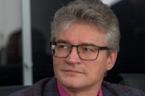 Было совершенно очевидно, что Кошелев хоть и достойный, но все же технический кандидат, - Евгений Семенов