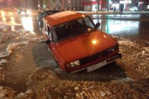 Машина провалилась в очередной провал из-за обильных осадков в Нижнем Новгороде