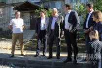 Врио губернатора Нижегородской области  Глеб Никитин в ходе объезда дворов Выксы