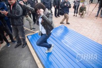 Символическое падение синего забора на Нижневолжской набережной