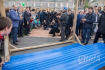 Символическое падение синего забора на Нижневолжской набережной