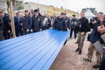 Символическое падение синего забора на Нижневолжской набережной