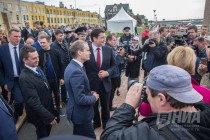 Символическое падение синего забора на Нижневолжской набережной