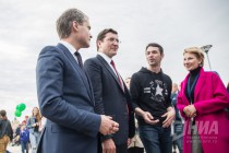 Символическое падение синего забора на Нижневолжской набережной