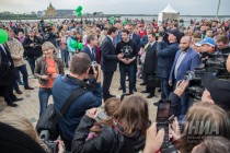 Символическое падение синего забора на Нижневолжской набережной