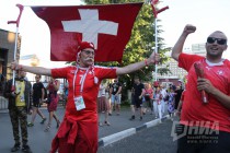 Марш швейцарских болельщиков в Нижнем Новгороде перед матчем с Коста-Рикой
