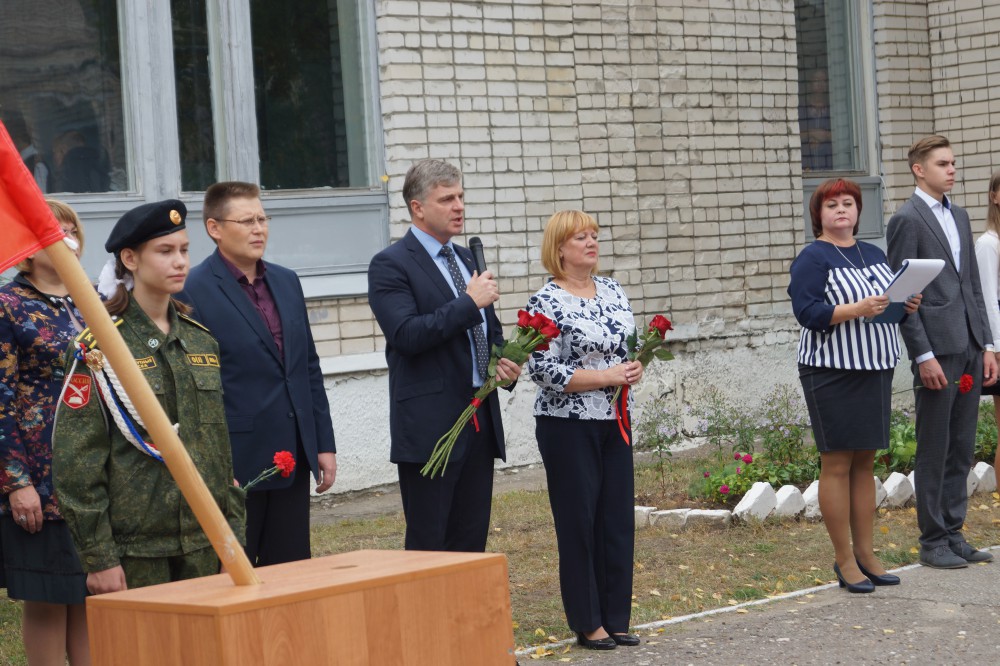 Новости дзержинска нижегородской. Школа 35 Дзержинск Нижегородская область. Сайт школы 22 Дзержинск Нижегородской области. Мемориальные доски на школах Дзержинск. Школа 35 Дзержинск открытие школы.