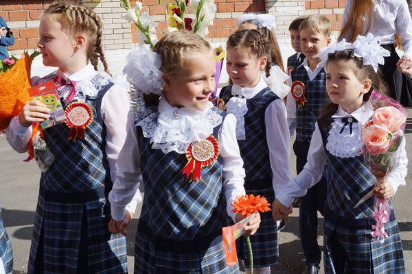 Депутаты Думы Дзержинска поздравили школьников и студентов с началом учебного года