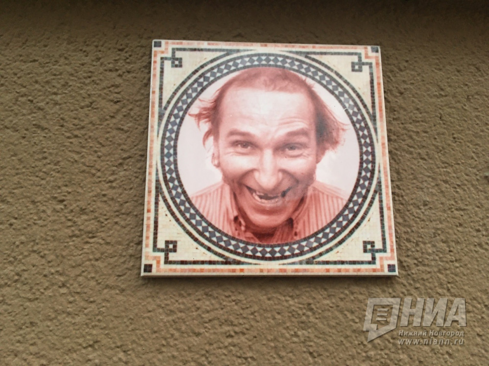 Нижегородский Бэнкси установил плитку с изображением Петра Мамонова на фасаде 