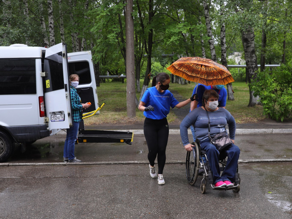 Нижегородским инвалидам-колясочникам помогли добраться до избиркомов при помощи спецтранспорта