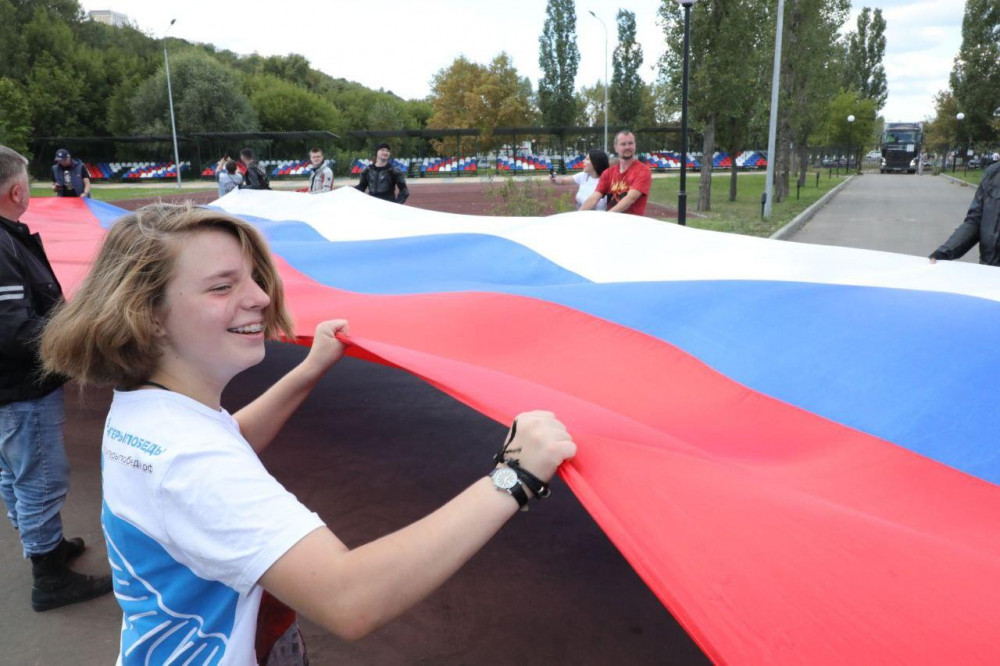 Стометровый триколор развернули волонтеры в нижегородском Парке Победы