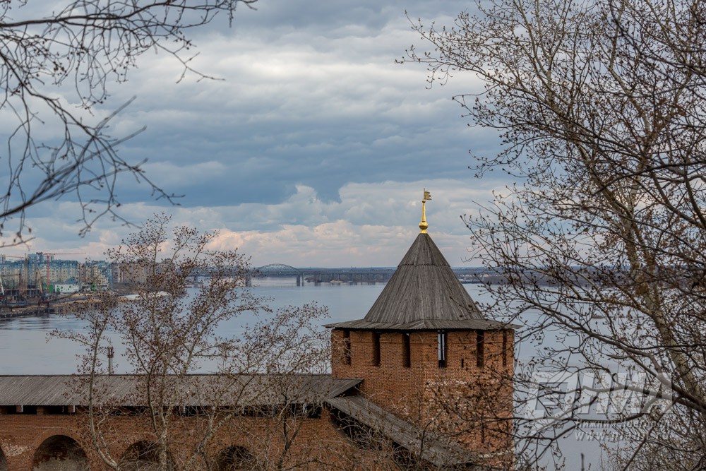 Новгород ветер. Нижегородский Кремль. Нижегородский Кремль дождь. Дождь в Кремле Нижний Новгород. Погода в Нижнем Новгороде картинки.