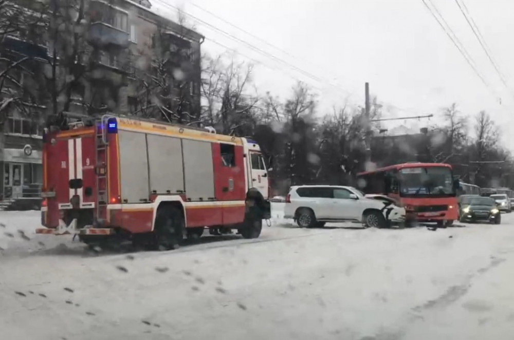 Иномарка столкнулась с маршруткой в Автозаводском районе