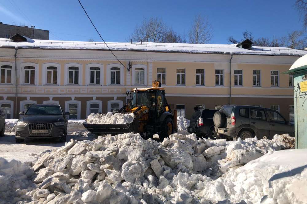 Более 100 рабочих задействованы в уборке Нижегородского района от снега и наледи