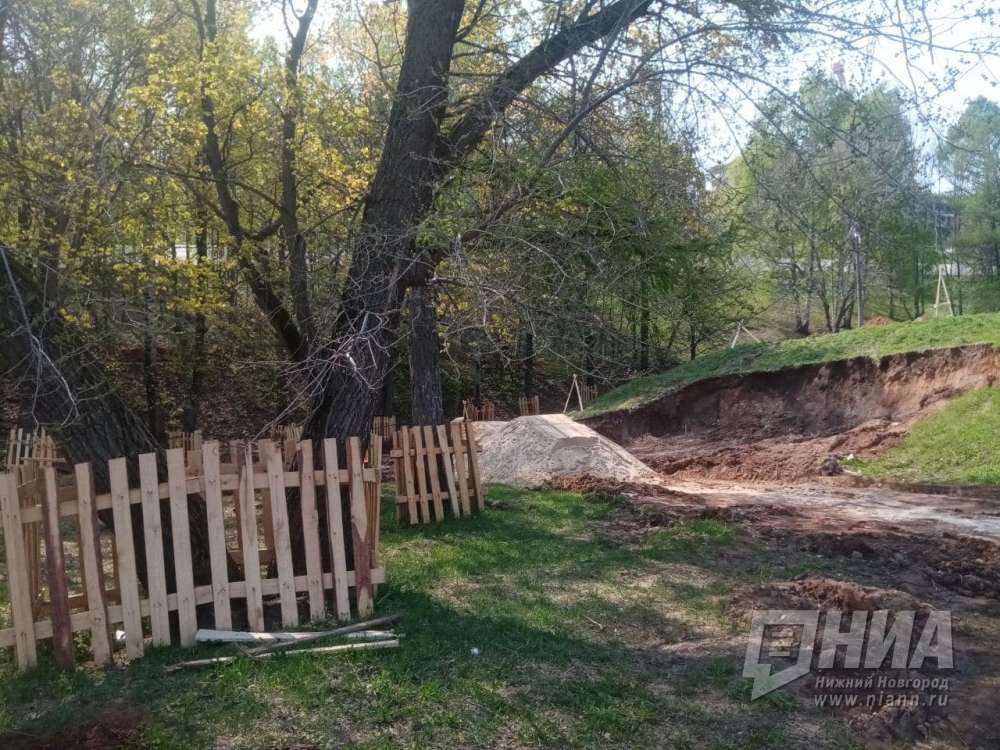 Рабочие завершили половину работ по благоустройству Александровского сада