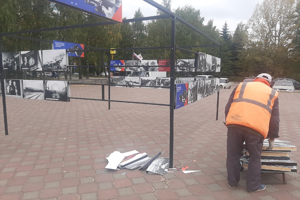 Поврежденную вандалами фотовыставку в Приокском районе восстановили и перенесут в другое место 