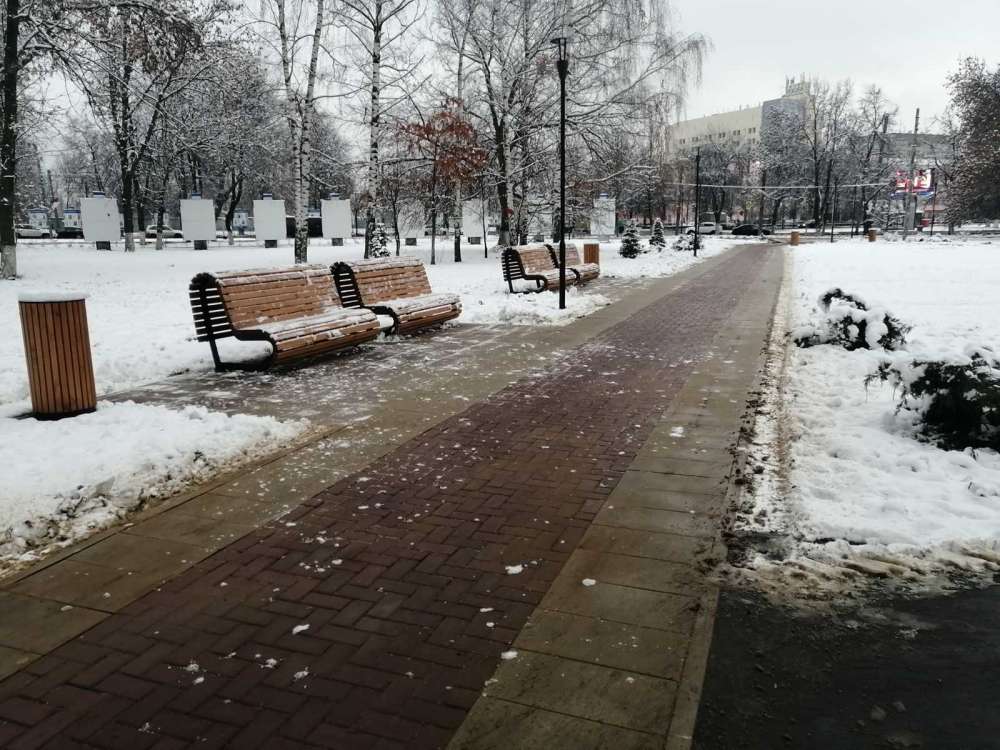 Благоустроенные по нацпроекту общественные пространства чистят от снега в Автозаводском районе